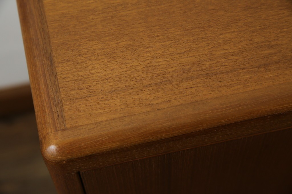 和製ヴィンテージ　チーク材　上質なつくりで収納力も抜群な北欧デザインのサイドボード　(R-085211)