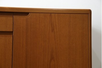 和製ヴィンテージ　チーク材　上質なつくりで収納力も抜群な北欧デザインのサイドボード　(R-085211)