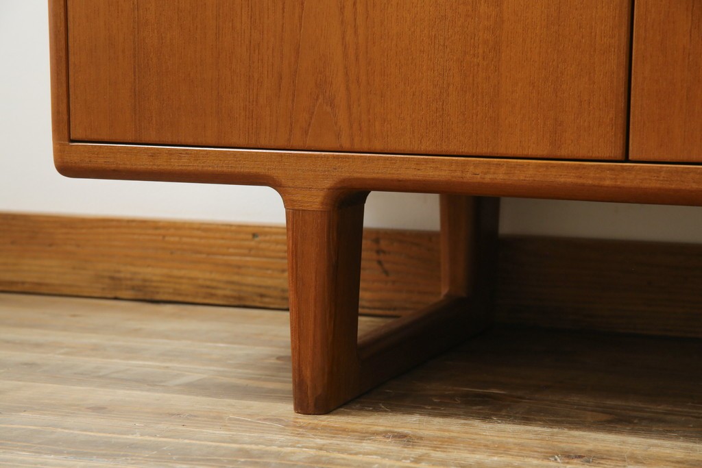 和製ヴィンテージ　チーク材　上質なつくりで収納力も抜群な北欧デザインのサイドボード　(R-085211)