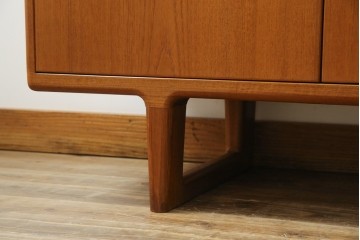 和製ヴィンテージ　チーク材　上質なつくりで収納力も抜群な北欧デザインのサイドボード　(R-085211)