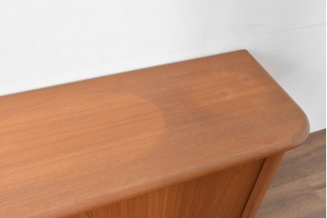 デンマークヴィンテージ　キーベック(Kibaek Mobelfabrik A/S)社　チーク材　緻密な構造のシャッター扉が魅力のサイドボード　(R-085212)