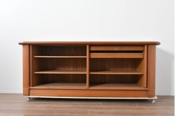 デンマークヴィンテージ　キーベック(Kibaek Mobelfabrik A/S)社　チーク材　緻密な構造のシャッター扉が魅力のサイドボード　(R-085212)