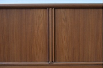 デンマークヴィンテージ　キーベック(Kibaek Mobelfabrik A/S)社　チーク材　緻密な構造のシャッター扉が魅力のサイドボード　(R-085212)