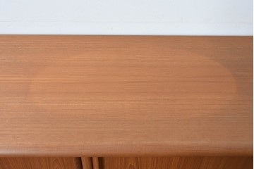 デンマークヴィンテージ　キーベック(Kibaek Mobelfabrik A/S)社　チーク材　緻密な構造のシャッター扉が魅力のサイドボード　(R-085212)