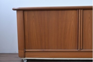 デンマークヴィンテージ　キーベック(Kibaek Mobelfabrik A/S)社　チーク材　緻密な構造のシャッター扉が魅力のサイドボード　(R-085212)
