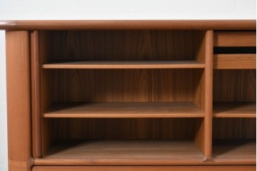 デンマークヴィンテージ　キーベック(Kibaek Mobelfabrik A/S)社　チーク材　緻密な構造のシャッター扉が魅力のサイドボード　(R-085212)