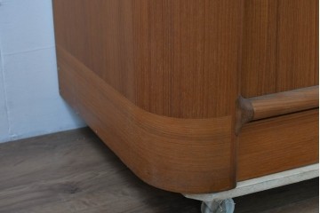 デンマークヴィンテージ　キーベック(Kibaek Mobelfabrik A/S)社　チーク材　緻密な構造のシャッター扉が魅力のサイドボード　(R-085212)