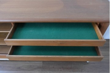 デンマークヴィンテージ　キーベック(Kibaek Mobelfabrik A/S)社　チーク材　緻密な構造のシャッター扉が魅力のサイドボード　(R-085212)