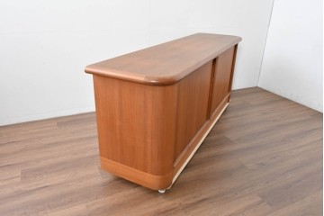 デンマークヴィンテージ　キーベック(Kibaek Mobelfabrik A/S)社　チーク材　緻密な構造のシャッター扉が魅力のサイドボード　(R-085212)