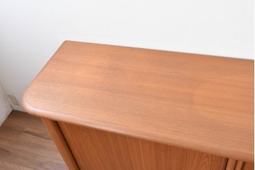 デンマークヴィンテージ　キーベック(Kibaek Mobelfabrik A/S)社　チーク材　緻密な構造のシャッター扉が魅力のサイドボード　(R-085212)