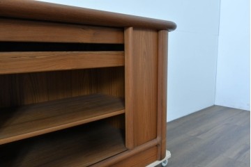 デンマークヴィンテージ　キーベック(Kibaek Mobelfabrik A/S)社　チーク材　緻密な構造のシャッター扉が魅力のサイドボード　(R-085212)