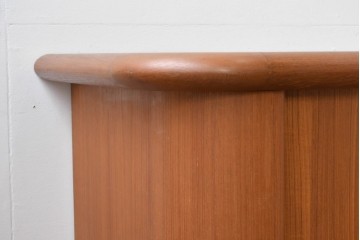 デンマークヴィンテージ　キーベック(Kibaek Mobelfabrik A/S)社　チーク材　緻密な構造のシャッター扉が魅力のサイドボード　(R-085212)