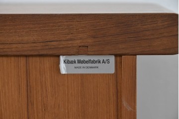 デンマークヴィンテージ　キーベック(Kibaek Mobelfabrik A/S)社　チーク材　緻密な構造のシャッター扉が魅力のサイドボード　(R-085212)