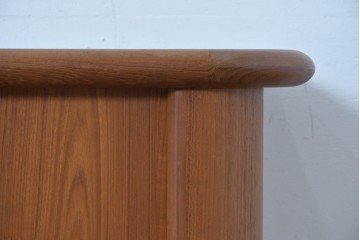 デンマークヴィンテージ　キーベック(Kibaek Mobelfabrik A/S)社　チーク材　緻密な構造のシャッター扉が魅力のサイドボード　(R-085212)