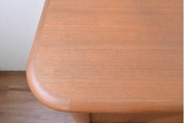 デンマークヴィンテージ　キーベック(Kibaek Mobelfabrik A/S)社　チーク材　緻密な構造のシャッター扉が魅力のサイドボード　(R-085212)