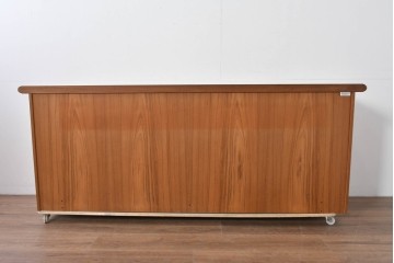 デンマークヴィンテージ　キーベック(Kibaek Mobelfabrik A/S)社　チーク材　緻密な構造のシャッター扉が魅力のサイドボード　(R-085212)