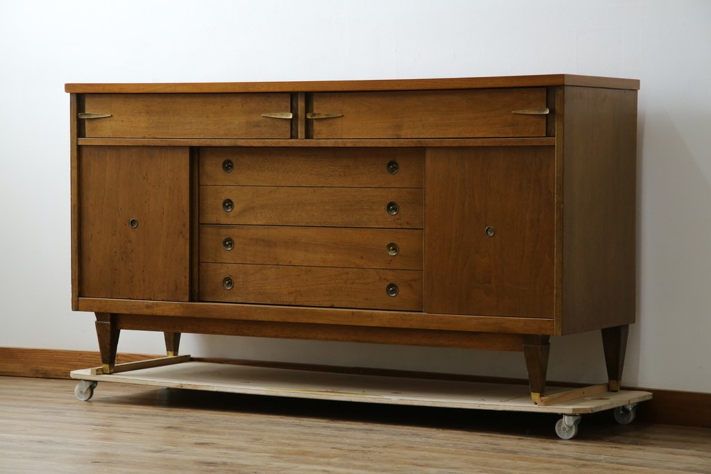 アメリカヴィンテージ　バセットファニチャー(Bassett Furniture)　金属製の引手がミッドセンチュリーの雰囲気を引き立てる木製サイドボード　(R-085213)