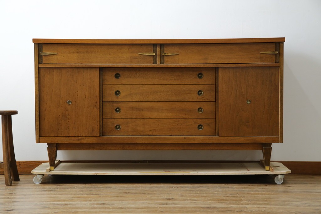 アメリカヴィンテージ　バセットファニチャー(Bassett Furniture)　金属製の引手がミッドセンチュリーの雰囲気を引き立てる木製サイドボード　(R-085213)