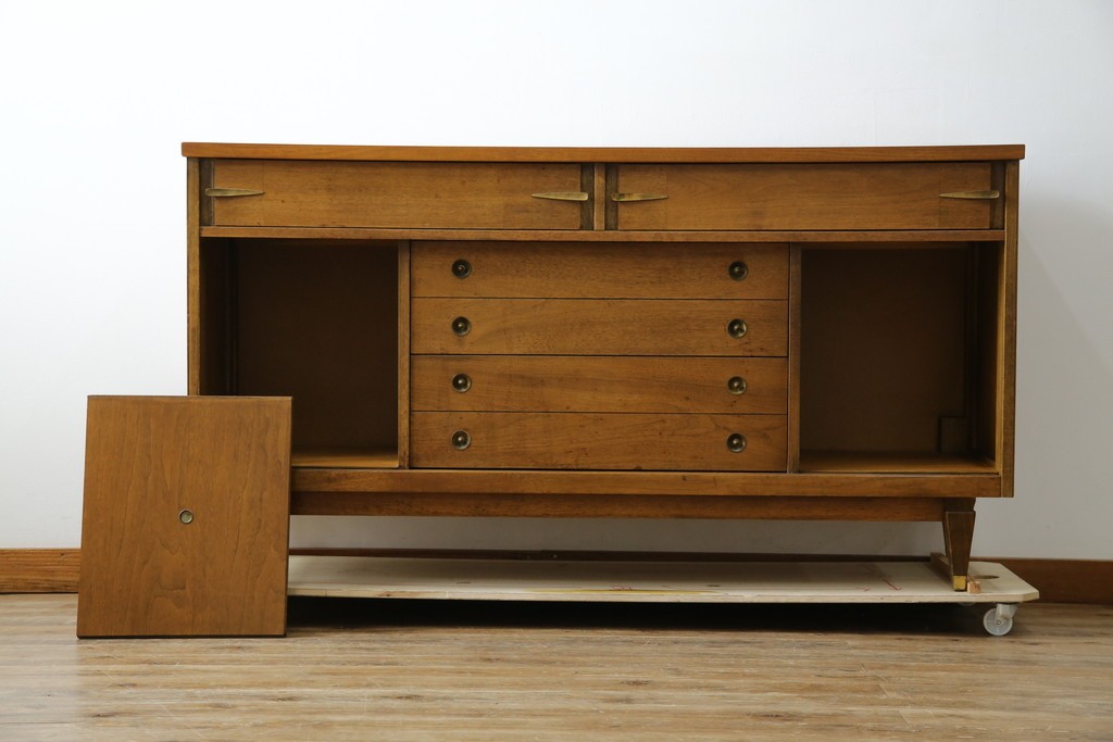 アメリカヴィンテージ　バセットファニチャー(Bassett Furniture)　金属製の引手がミッドセンチュリーの雰囲気を引き立てる木製サイドボード　(R-085213)
