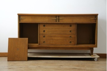 アメリカヴィンテージ　バセットファニチャー(Bassett Furniture)　金属製の引手がミッドセンチュリーの雰囲気を引き立てる木製サイドボード　(R-085213)