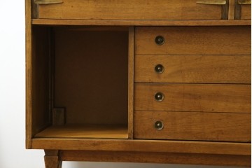 アメリカヴィンテージ　バセットファニチャー(Bassett Furniture)　金属製の引手がミッドセンチュリーの雰囲気を引き立てる木製サイドボード　(R-085213)