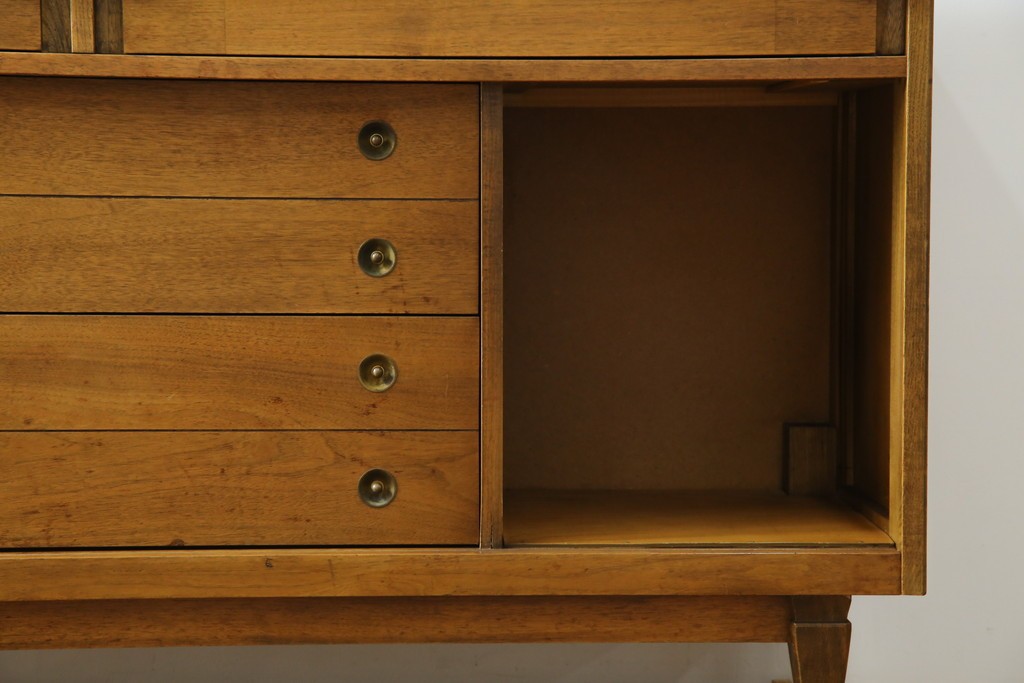 アメリカヴィンテージ　バセットファニチャー(Bassett Furniture)　金属製の引手がミッドセンチュリーの雰囲気を引き立てる木製サイドボード　(R-085213)