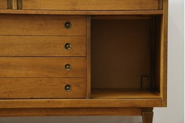 アメリカヴィンテージ　バセットファニチャー(Bassett Furniture)　金属製の引手がミッドセンチュリーの雰囲気を引き立てる木製サイドボード　(R-085213)