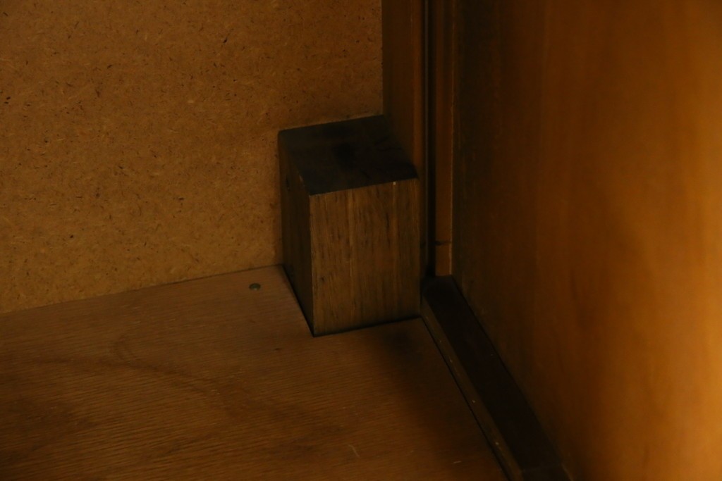 アメリカヴィンテージ　バセットファニチャー(Bassett Furniture)　金属製の引手がミッドセンチュリーの雰囲気を引き立てる木製サイドボード　(R-085213)