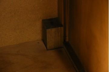 アメリカヴィンテージ　バセットファニチャー(Bassett Furniture)　金属製の引手がミッドセンチュリーの雰囲気を引き立てる木製サイドボード　(R-085213)