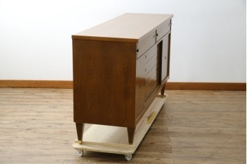 アメリカヴィンテージ　バセットファニチャー(Bassett Furniture)　金属製の引手がミッドセンチュリーの雰囲気を引き立てる木製サイドボード　(R-085213)