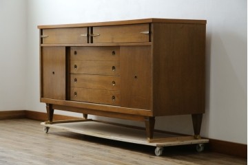 アメリカヴィンテージ　バセットファニチャー(Bassett Furniture)　金属製の引手がミッドセンチュリーの雰囲気を引き立てる木製サイドボード　(R-085213)