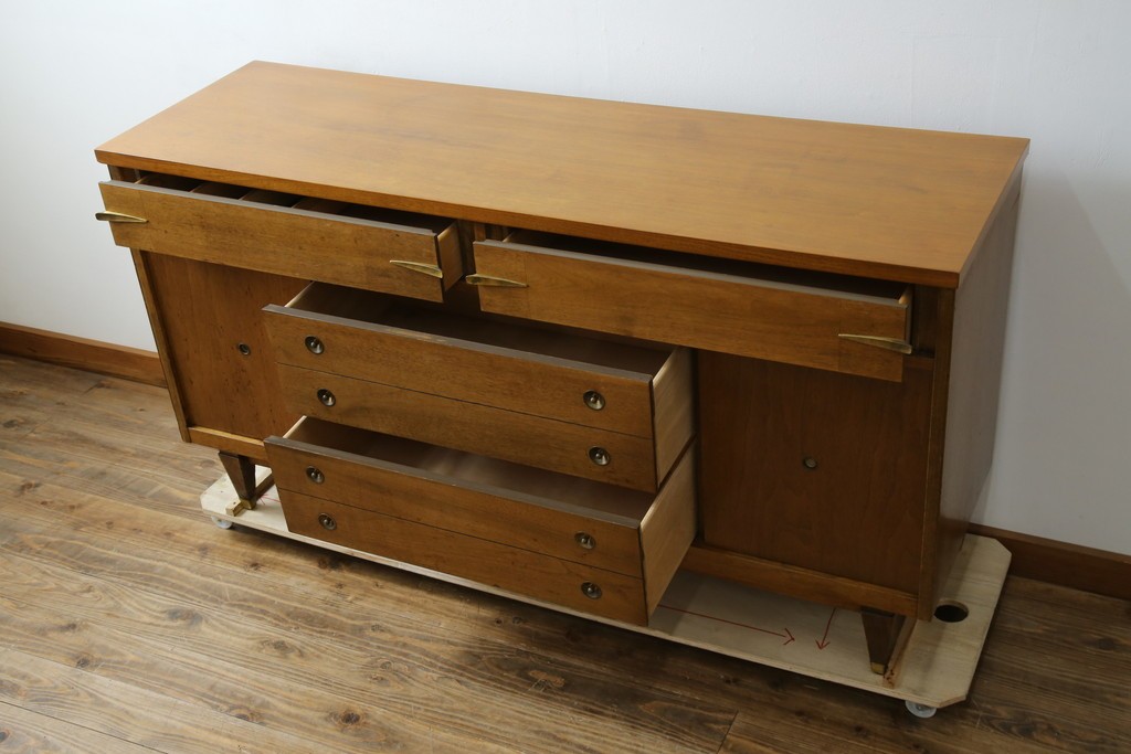 アメリカヴィンテージ　バセットファニチャー(Bassett Furniture)　金属製の引手がミッドセンチュリーの雰囲気を引き立てる木製サイドボード　(R-085213)