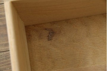 アメリカヴィンテージ　バセットファニチャー(Bassett Furniture)　金属製の引手がミッドセンチュリーの雰囲気を引き立てる木製サイドボード　(R-085213)