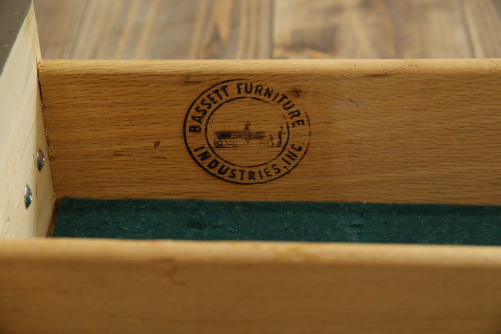 アメリカヴィンテージ　バセットファニチャー(Bassett Furniture)　金属製の引手がミッドセンチュリーの雰囲気を引き立てる木製サイドボード　(R-085213)