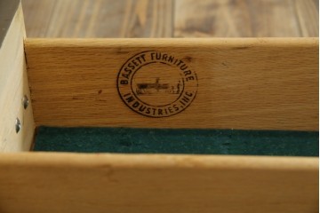 アメリカヴィンテージ　バセットファニチャー(Bassett Furniture)　金属製の引手がミッドセンチュリーの雰囲気を引き立てる木製サイドボード　(R-085213)