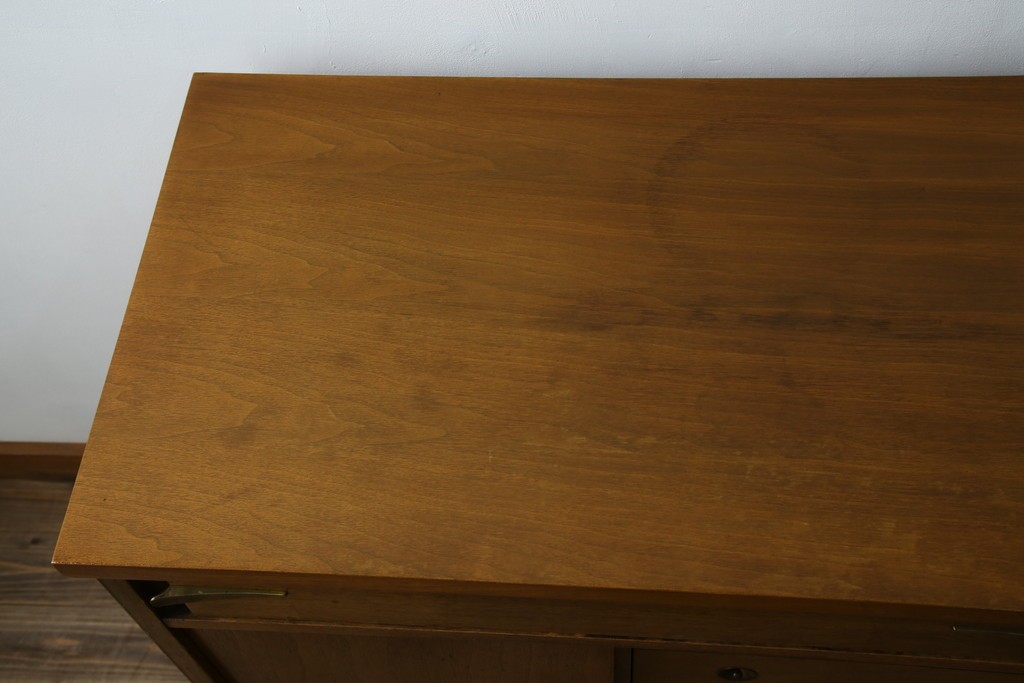 アメリカヴィンテージ　バセットファニチャー(Bassett Furniture)　金属製の引手がミッドセンチュリーの雰囲気を引き立てる木製サイドボード　(R-085213)