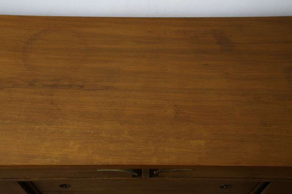 アメリカヴィンテージ　バセットファニチャー(Bassett Furniture)　金属製の引手がミッドセンチュリーの雰囲気を引き立てる木製サイドボード　(R-085213)