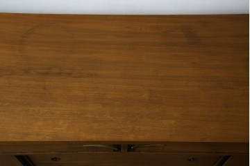 アメリカヴィンテージ　バセットファニチャー(Bassett Furniture)　金属製の引手がミッドセンチュリーの雰囲気を引き立てる木製サイドボード　(R-085213)