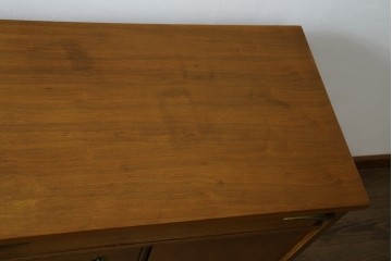 アメリカヴィンテージ　バセットファニチャー(Bassett Furniture)　金属製の引手がミッドセンチュリーの雰囲気を引き立てる木製サイドボード　(R-085213)