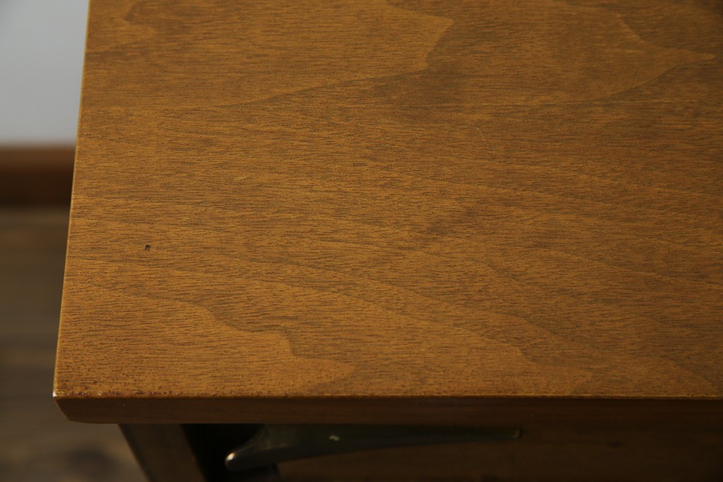 アメリカヴィンテージ　バセットファニチャー(Bassett Furniture)　金属製の引手がミッドセンチュリーの雰囲気を引き立てる木製サイドボード　(R-085213)