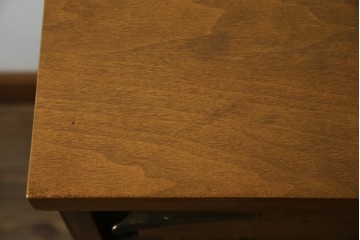 アメリカヴィンテージ　バセットファニチャー(Bassett Furniture)　金属製の引手がミッドセンチュリーの雰囲気を引き立てる木製サイドボード　(R-085213)