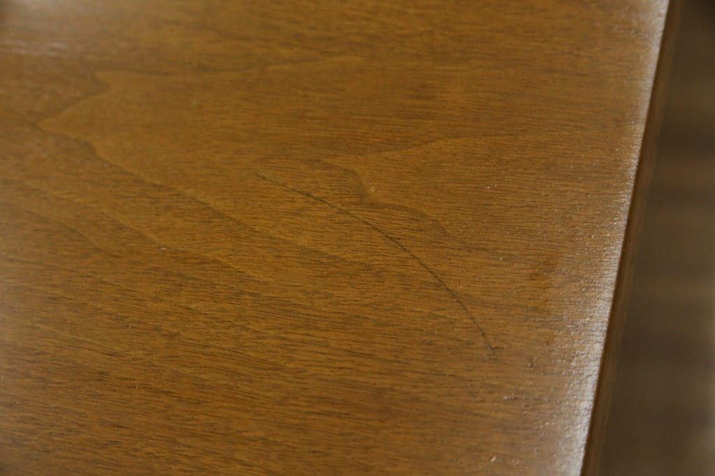 アメリカヴィンテージ　バセットファニチャー(Bassett Furniture)　金属製の引手がミッドセンチュリーの雰囲気を引き立てる木製サイドボード　(R-085213)