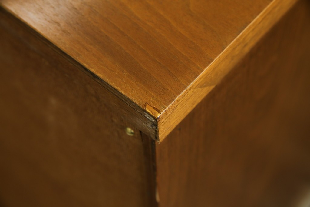 アメリカヴィンテージ　バセットファニチャー(Bassett Furniture)　金属製の引手がミッドセンチュリーの雰囲気を引き立てる木製サイドボード　(R-085213)