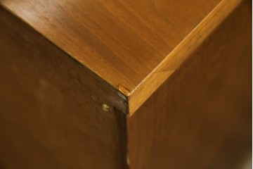 アメリカヴィンテージ　バセットファニチャー(Bassett Furniture)　金属製の引手がミッドセンチュリーの雰囲気を引き立てる木製サイドボード　(R-085213)