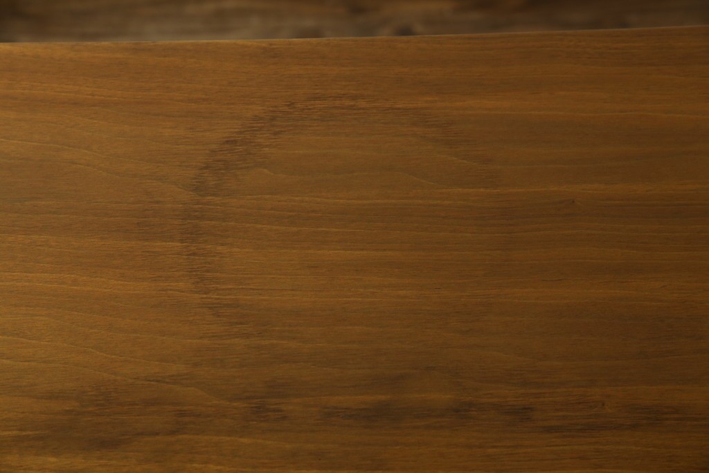 アメリカヴィンテージ　バセットファニチャー(Bassett Furniture)　金属製の引手がミッドセンチュリーの雰囲気を引き立てる木製サイドボード　(R-085213)