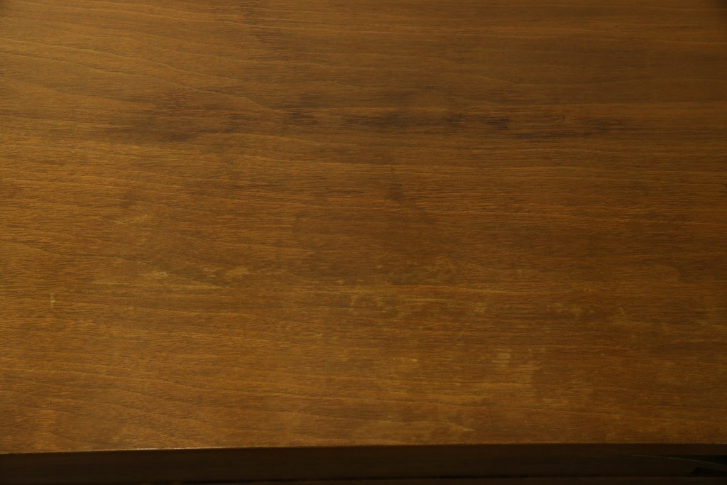 アメリカヴィンテージ　バセットファニチャー(Bassett Furniture)　金属製の引手がミッドセンチュリーの雰囲気を引き立てる木製サイドボード　(R-085213)