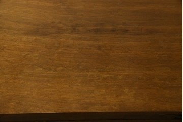 アメリカヴィンテージ　バセットファニチャー(Bassett Furniture)　金属製の引手がミッドセンチュリーの雰囲気を引き立てる木製サイドボード　(R-085213)