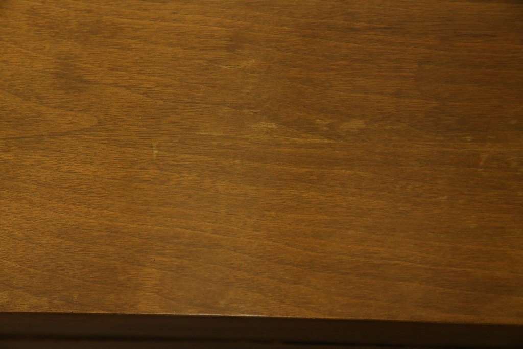 アメリカヴィンテージ　バセットファニチャー(Bassett Furniture)　金属製の引手がミッドセンチュリーの雰囲気を引き立てる木製サイドボード　(R-085213)