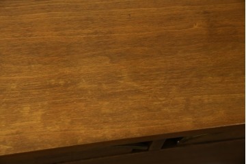 アメリカヴィンテージ　バセットファニチャー(Bassett Furniture)　金属製の引手がミッドセンチュリーの雰囲気を引き立てる木製サイドボード　(R-085213)