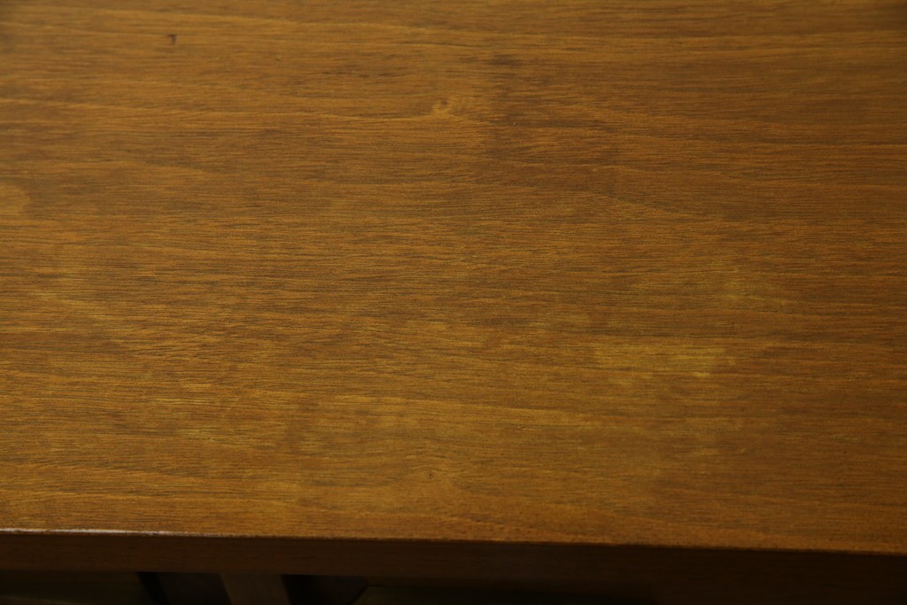 アメリカヴィンテージ　バセットファニチャー(Bassett Furniture)　金属製の引手がミッドセンチュリーの雰囲気を引き立てる木製サイドボード　(R-085213)